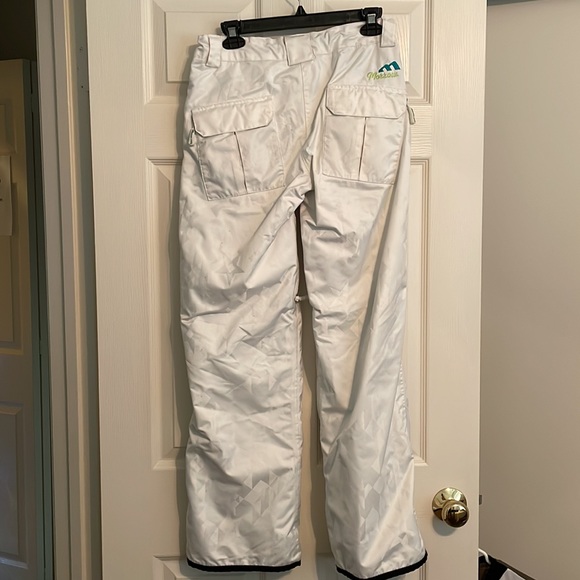 Snowboarding outfit - Picture 4 of 4